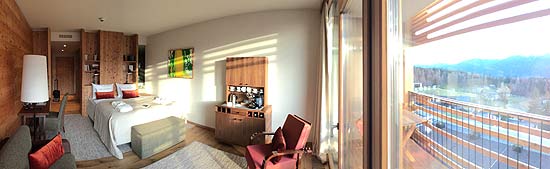 Panoramblick in ein Zimmer des For Friends Hotel, Mösern bei Seefeld in Tirol (©Foto: Martin Schmitz)